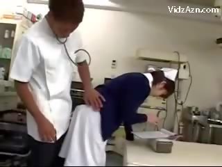 Enfermera consiguiendo su coño frotado por healer y 2 enfermeras en la surgery