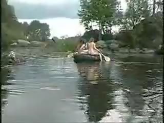 Trois marvellous filles nu filles en la jungle sur bateau pour quéquette chasse