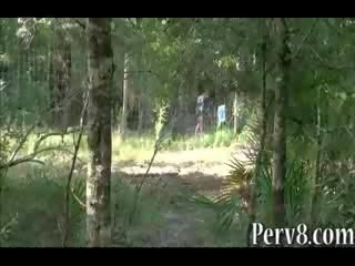 Pistol shooting amatör lassie körd ut doors i den woods