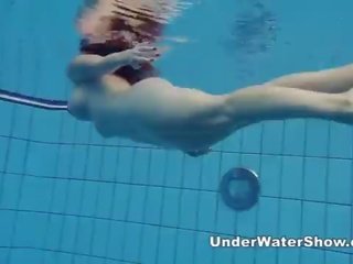 Redheaded seductress schwimmen nackt im die schwimmbad