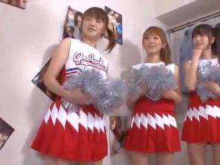 Trzy duży cycki japońskie cheerleaders dzielenie się ukłucie