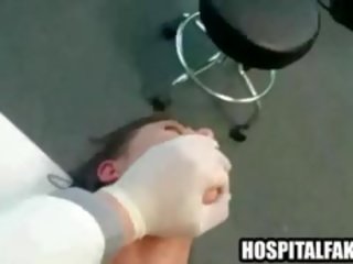 Pacjent dostaje pieprzony i cummed na przez jej doc