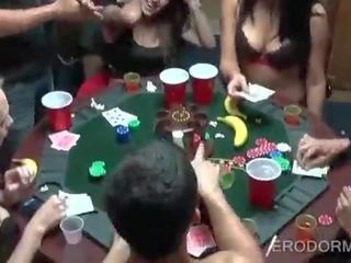 Suaugusieji video pokeris žaidimas į koledžas bendrabutis kambarys vakarėlis