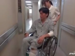 Kacér ázsiai ápolónő megy őrült