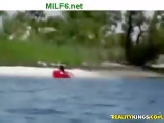 Milfhunter sur son bateau sur une ensoleillé jour avec une provocant trentenaire sur bo