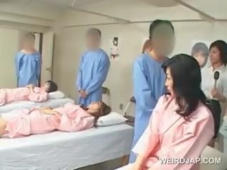 Asiatisk brunette skolejente slagene hårete putz ved den sykehus