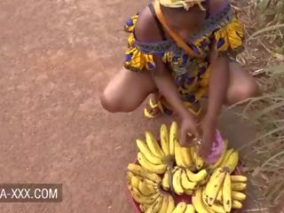 Juodas bananas seller dukra suviliojo už a gražus seksas filmas