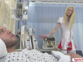 Ξανθός/ιά τραβεστί νοσοκόμα jenna gargles slurps και fucks patients πέος