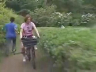 Japonesa joven dama masturbado mientras cabalgando un specially modified sexo vídeo bike!
