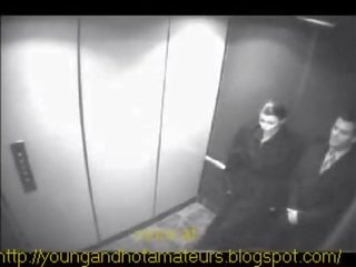 Perempuan menghisap beliau bos di elevator untuk yang membayar menaikkan